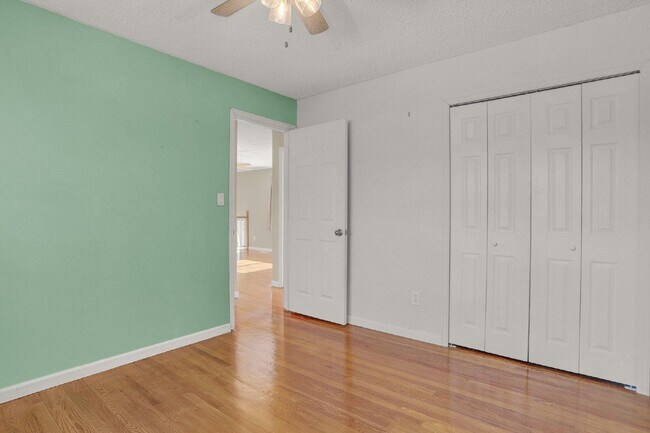 Building Photo - 512 Squire St