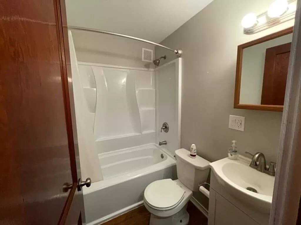 House main floor bathroom - 2823 Pittsburgh Ave