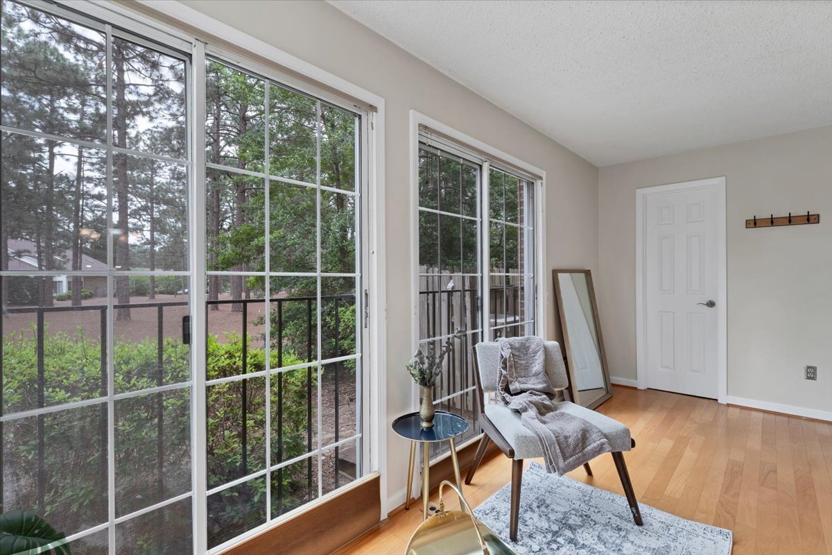 Building Photo - 10 Pinehurst Manor Dr