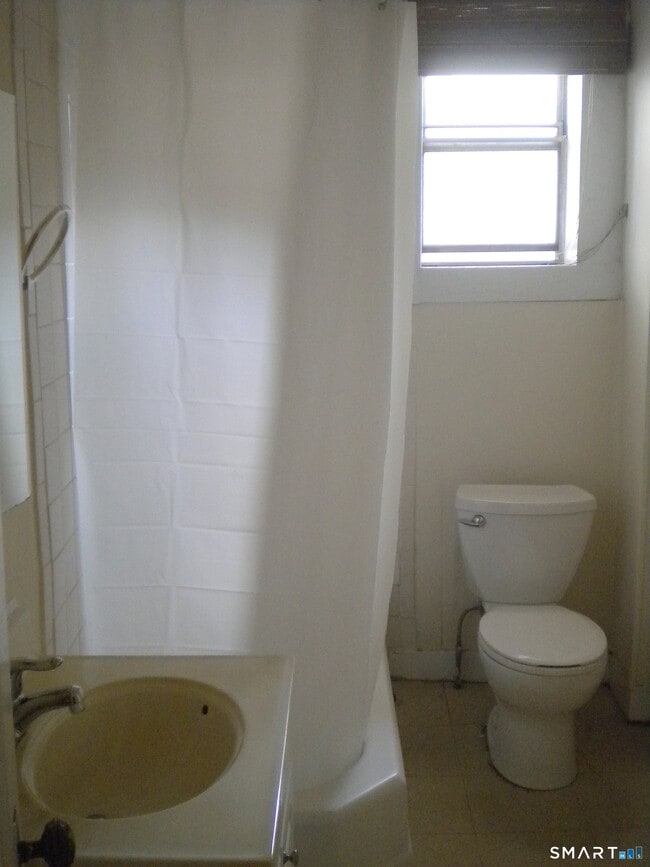 Building Photo - 382 Whitney Ave