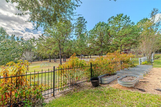 Building Photo - 15569 Crown Oaks Dr