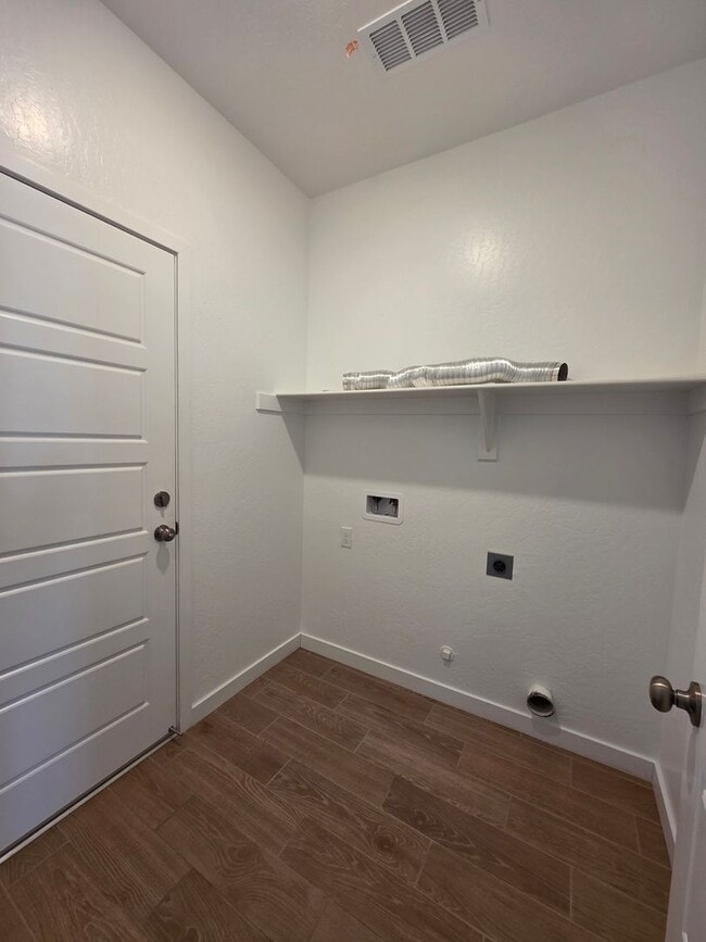 Building Photo - 3 bedroom 2 bathroom home with Solar and y...