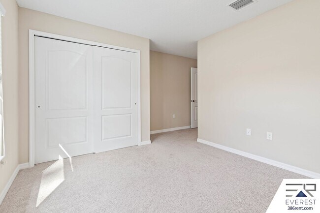 Building Photo - FULLY FENCED, LIKE NEW 4/3/2 ON A QUIET CUL-DE-SAC