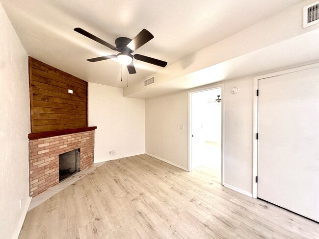 Building Photo - Renovated 2 Bedroom with New Flooring! Des...