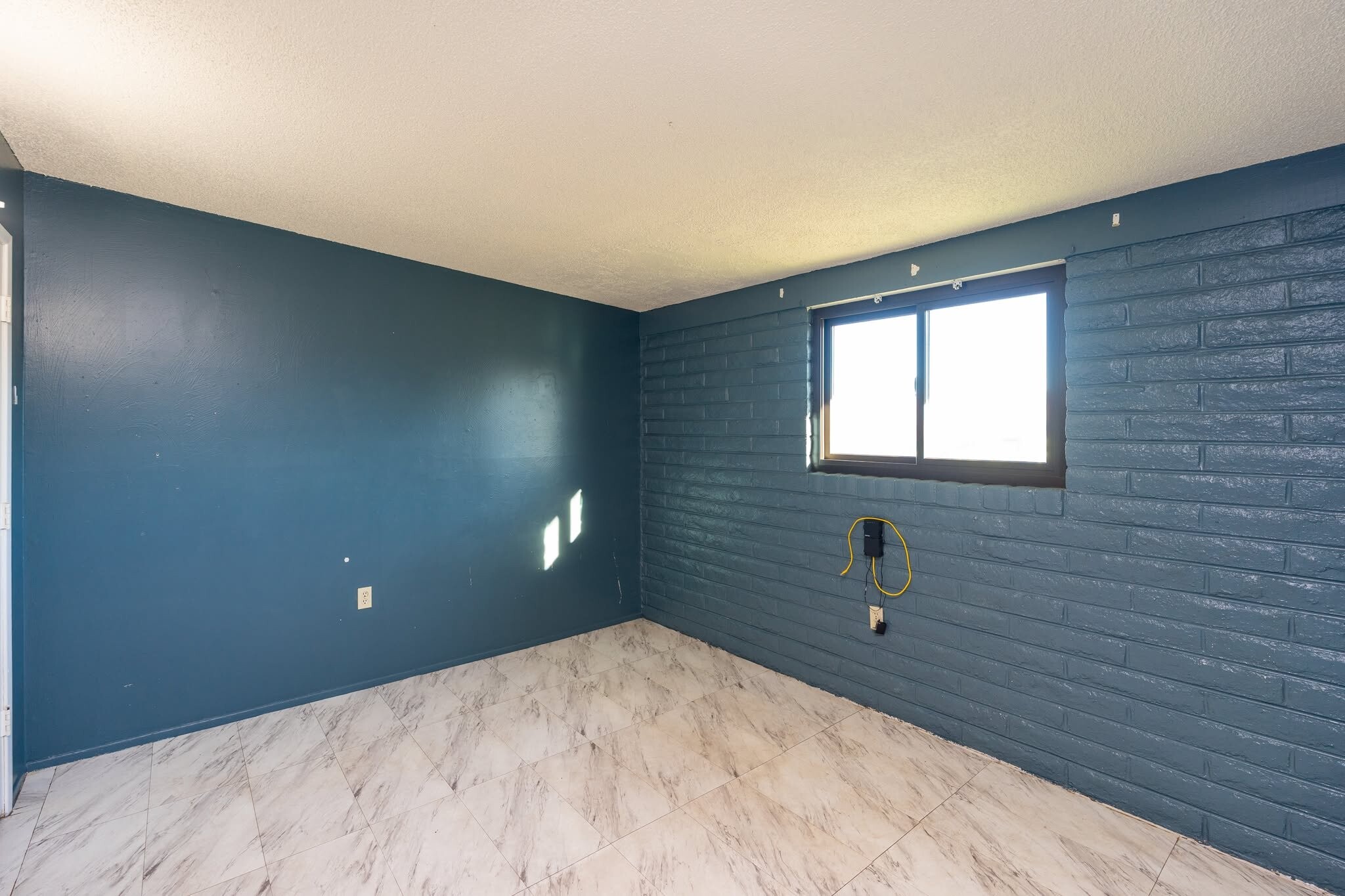 Building Photo - 702 N Skyline Dr