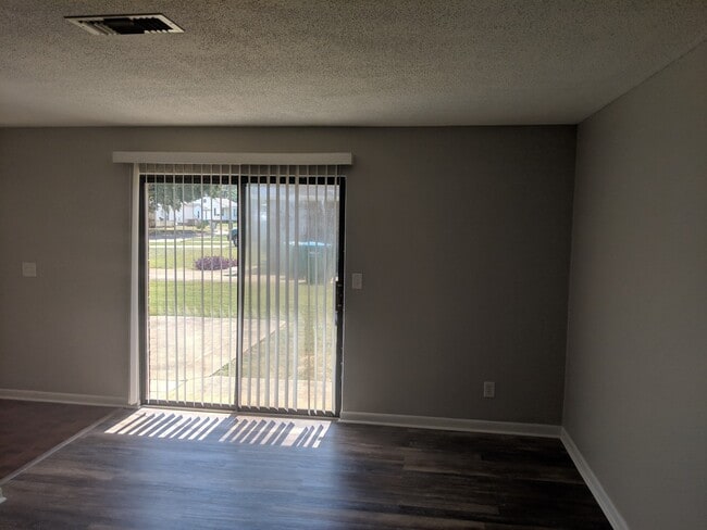 Building Photo - For Rent