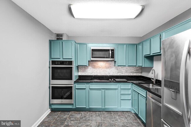 Building Photo - 8360 Greensboro Dr