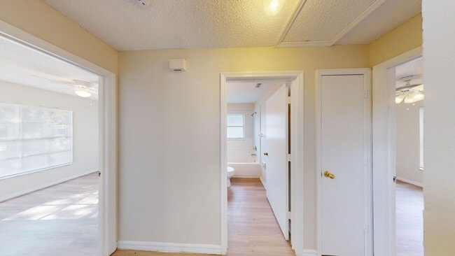 Building Photo - Beautiful 3Bed/ 2Bath Home with Two Car Ga...