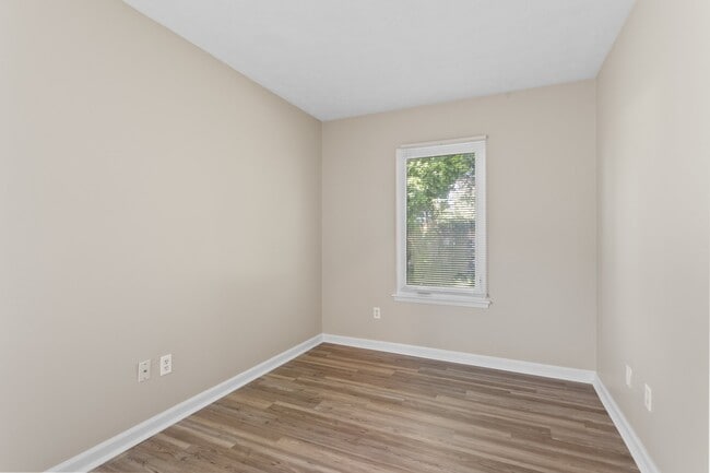 Building Photo - 113 Maplewood St