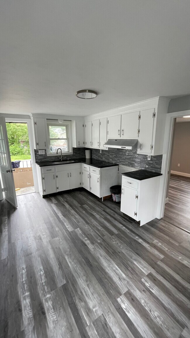 Kitchen - 20 Lakeview Pl