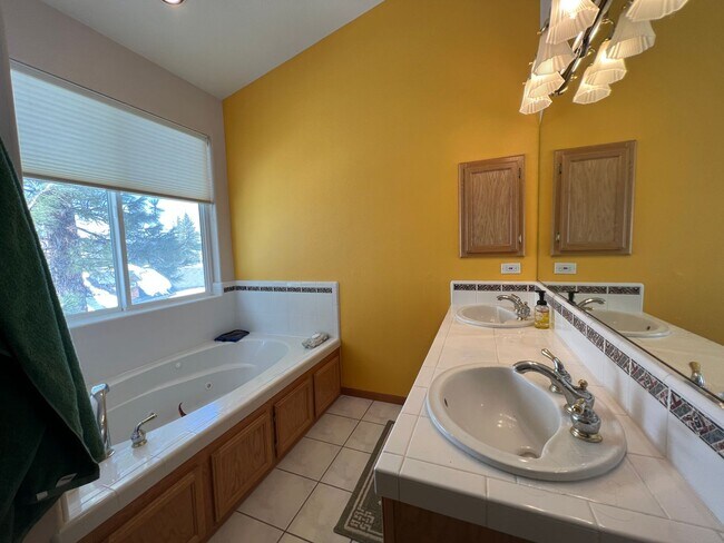 Building Photo - Beautiful Angora Ridge Views - Lovely Spacious Home