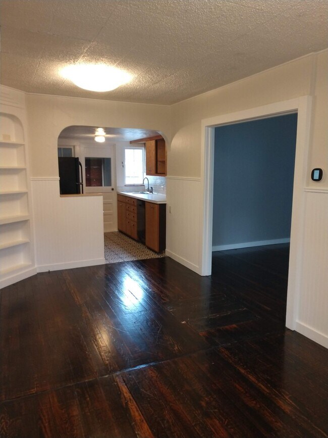 Building Photo - Adorable 2 bedroom with a bonus room!