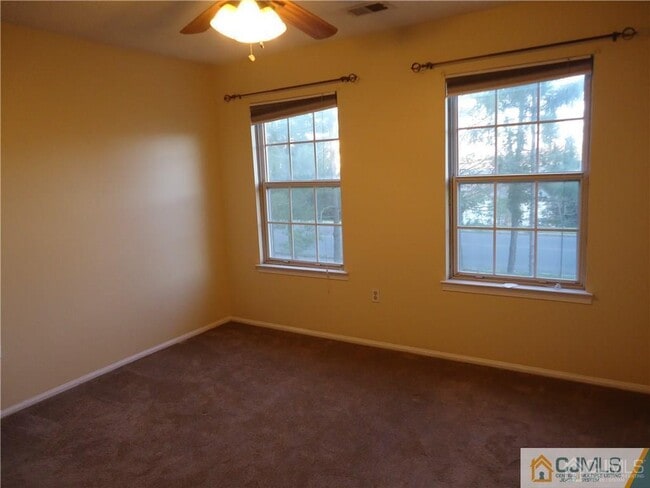 Building Photo - 129 Albury Way