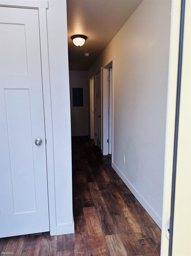 Building Photo - Room for Rent, 2 bath 4plex - 212 North 75...