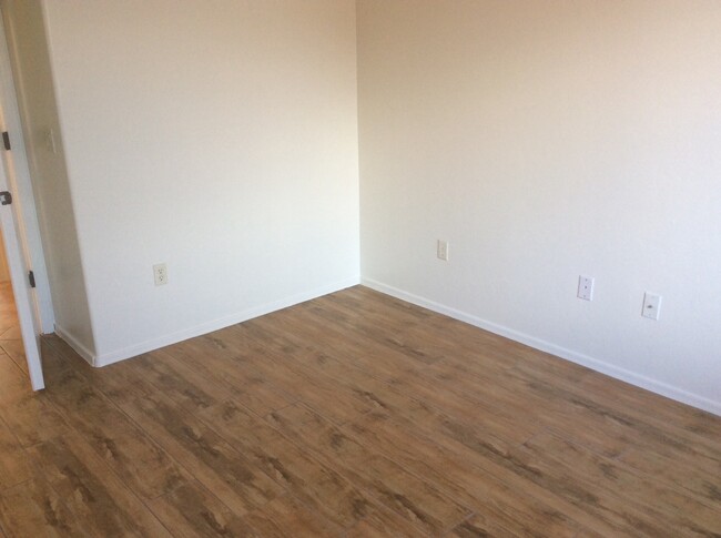 Building Photo - 4 Bdrm + Den / 2.5 Bath, 2 Story NW, off T...