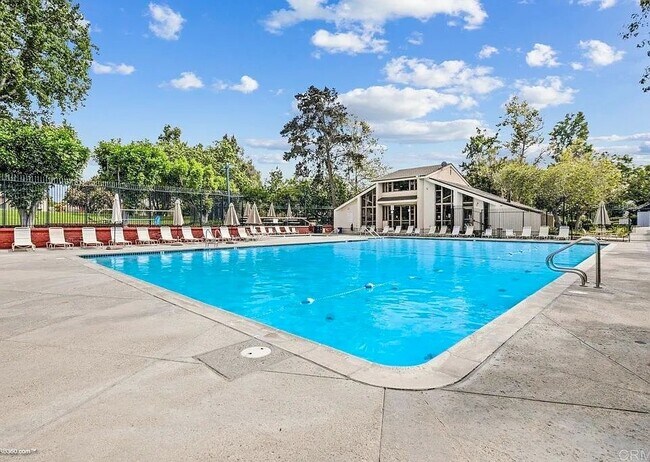 Building Photo - 10765 Esmeraldas Dr