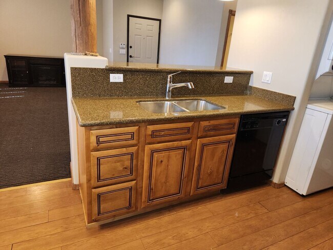 Building Photo - Bison Cove 2 Bed / 2 Bath - upstairs corner unit