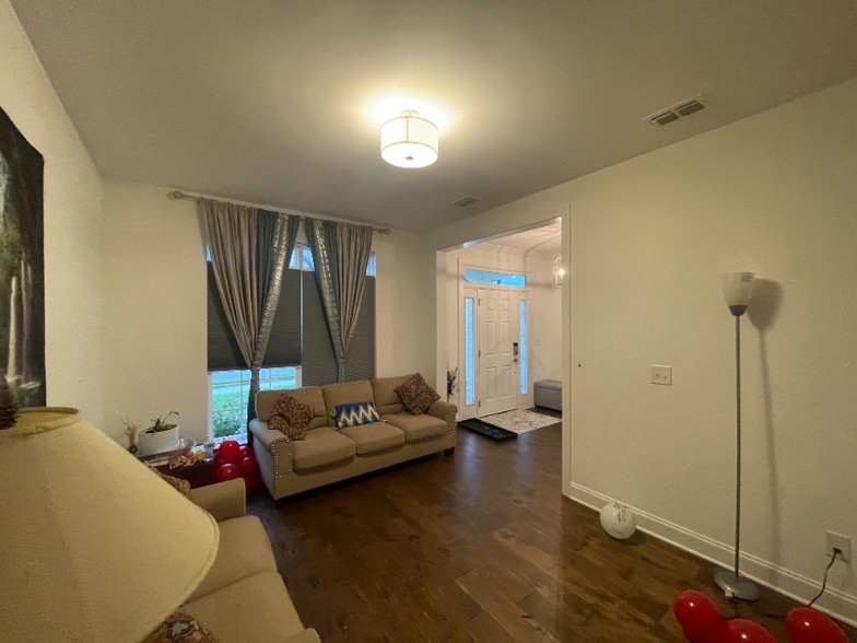 Building Photo - 1066 Dovecrest Way