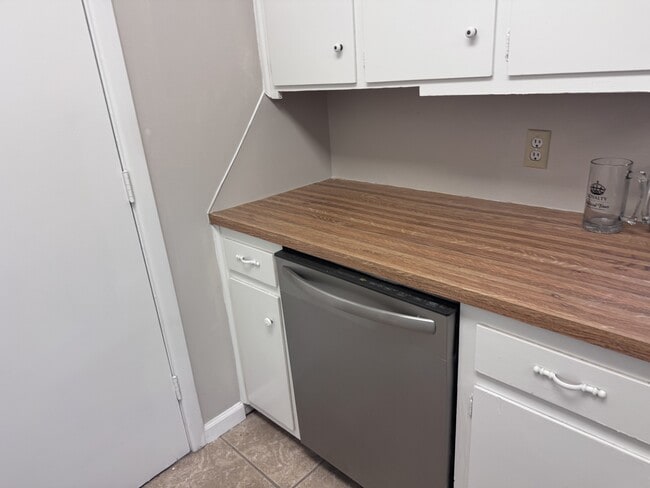 Building Photo - 2118 Westbrook Ave