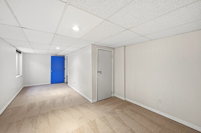 Building Photo - $2,595.95, 5 bed, 3.5 bath with a fenced back yard