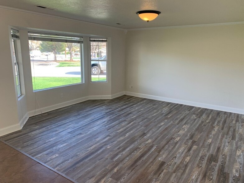 Building Photo - 1743 W Green Valley Ln