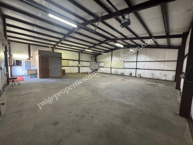 Building Photo - 1,600 Sq Ft Shop Space in Midway, AR – Inc...