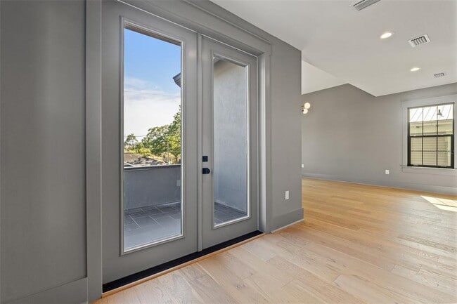 Building Photo - 807 W Park Ave