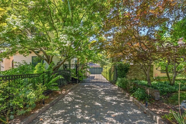 Building Photo - Mediterranean Beauty in Crescent Park – 5B...
