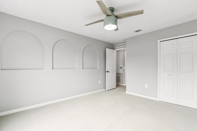 Building Photo - Newly Renovated 4 Bedroom!