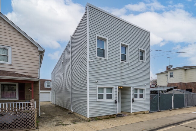 Primary Photo - 212 Jefferson Ave