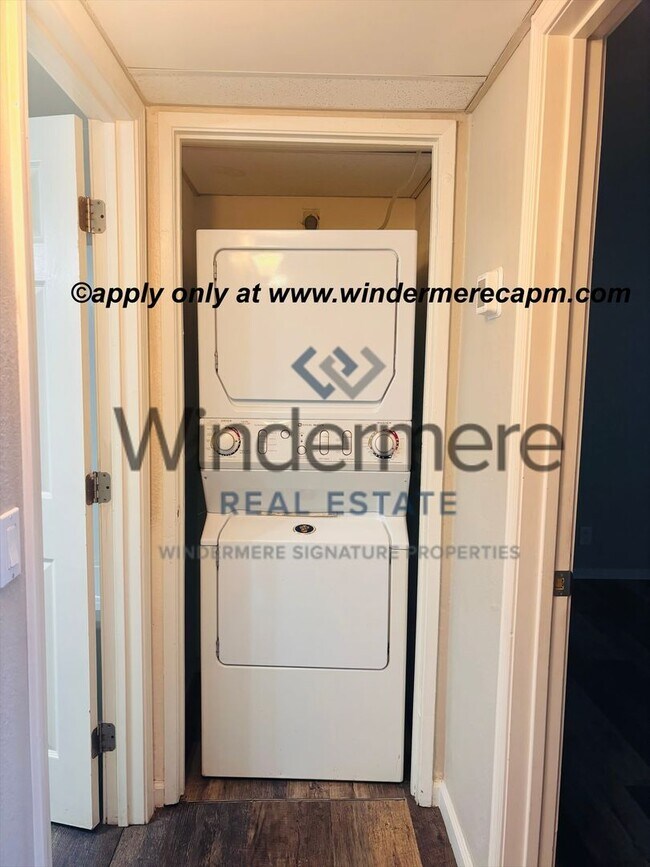 Building Photo - Modern Living at Tanglewood-Stylish First-Floor Condo!