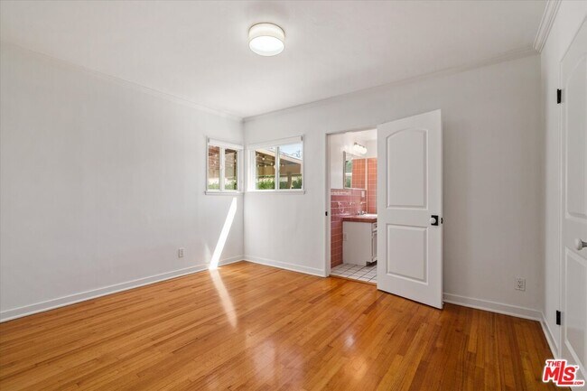 Building Photo - 627 26th St