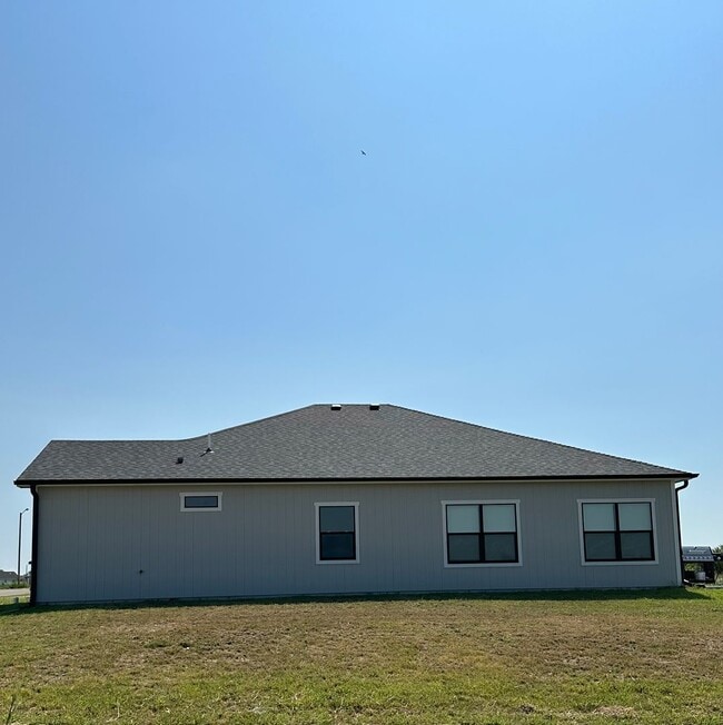Building Photo - Gorgeous New Build!