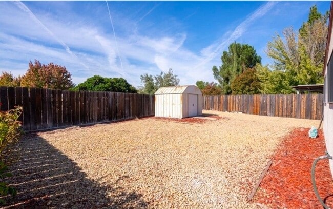 Building Photo - 2 bedroom 2 bath in 55 and over community.