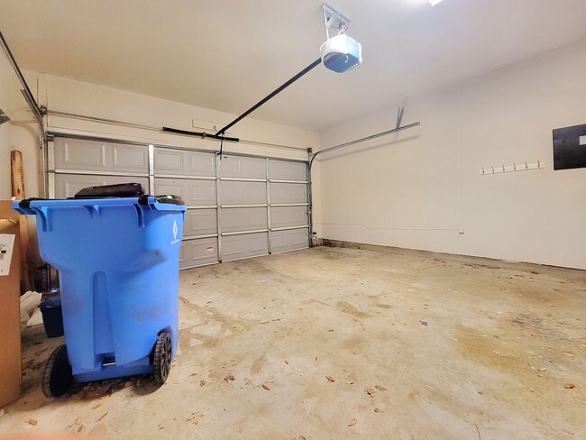 Building Photo - Beautiful Single Family - 4/BR 2.5/BA
