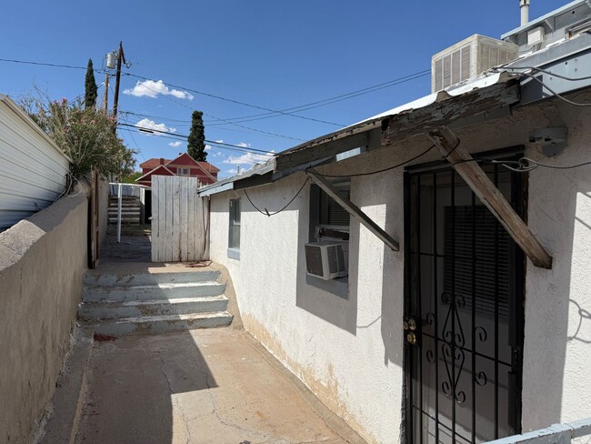 Building Photo - 2423 Copper Ave