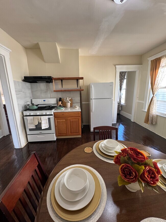 Building Photo - 766 George St