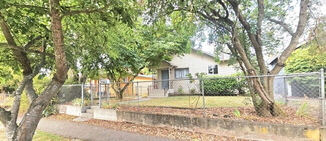 Building Photo - APPLICATION PENDING - Sweet deal! 3bed/1ba...