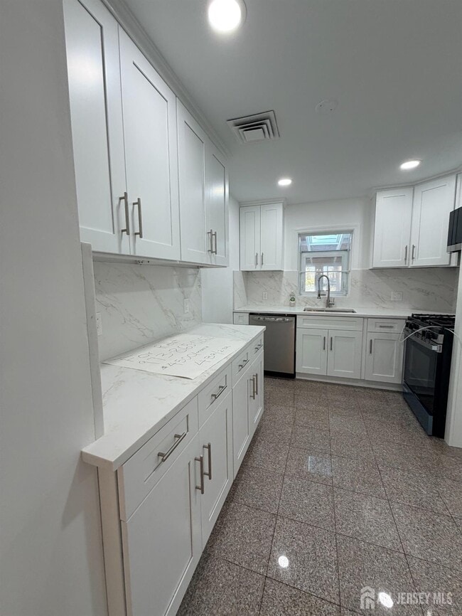 Building Photo - 2460 Woodbridge Ave