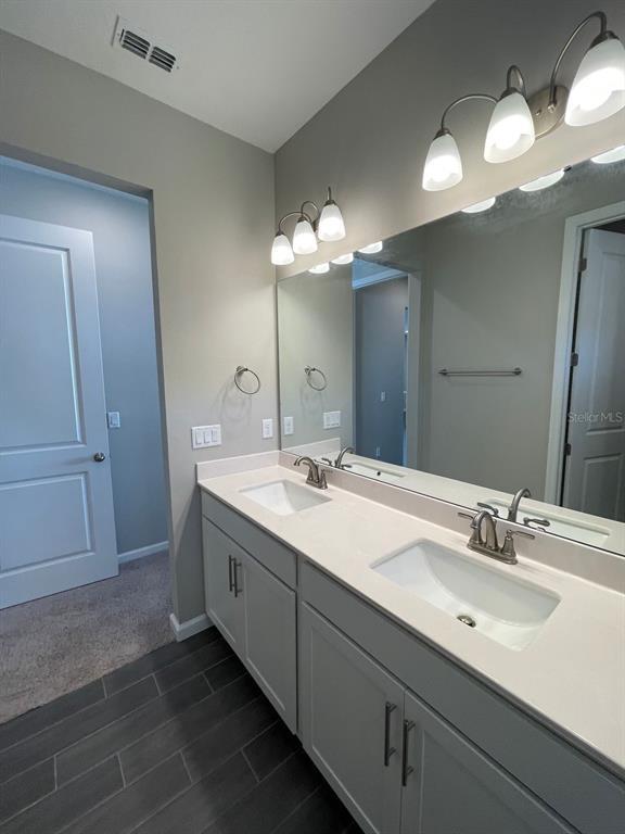 Building Photo - 824 Blue Creek Dr