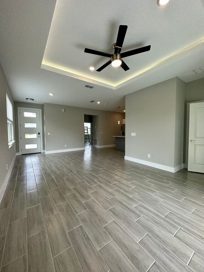Building Photo - Brand New Modern Duplex !