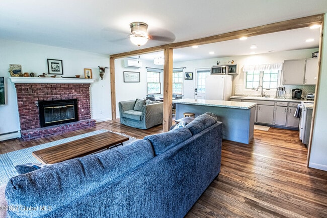 Building Photo - 297 W Circular St