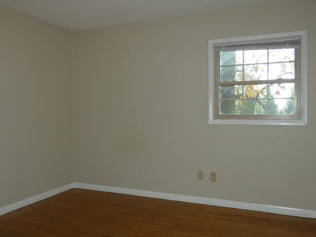 Building Photo - Two Bedroom Apartment - Great North Asheville Location!