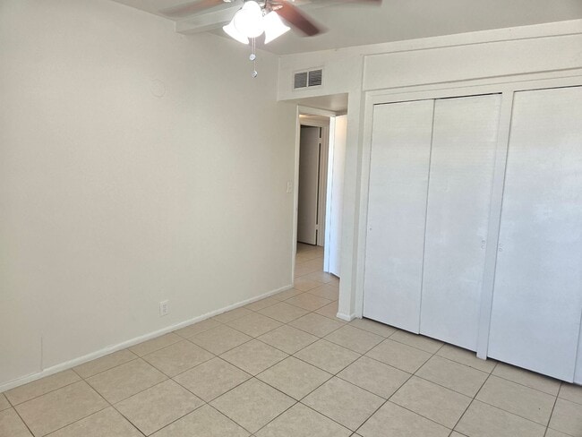 Building Photo - 2 Bed 1 Bath Spacious Apartment
