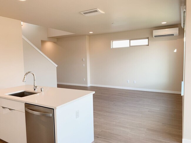 Building Photo - Lease Takeover Available NOW! Sunny 3 bdrm, 2.5 bath in Cordata Neighborhood