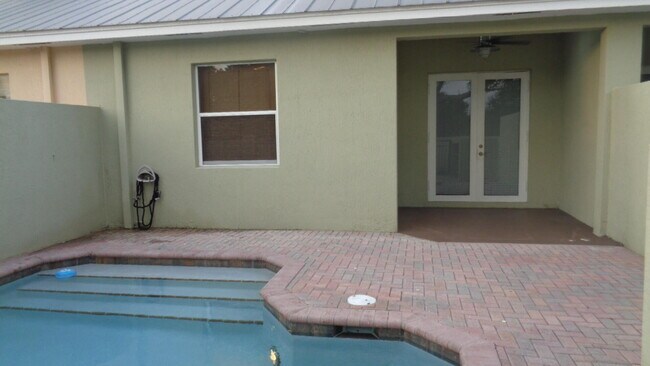 Building Photo - 1825 Bridgepointe Cir