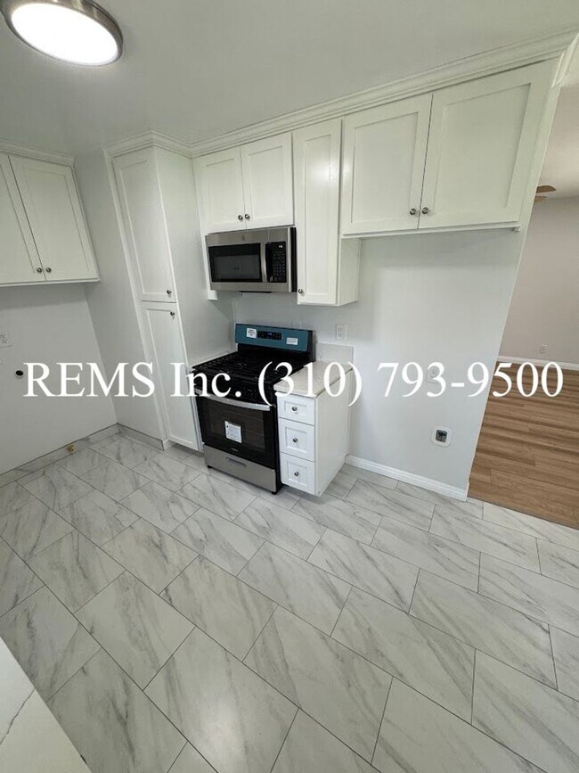 Building Photo - Remodeled Duplex Unit with Laundry Hook-Up...