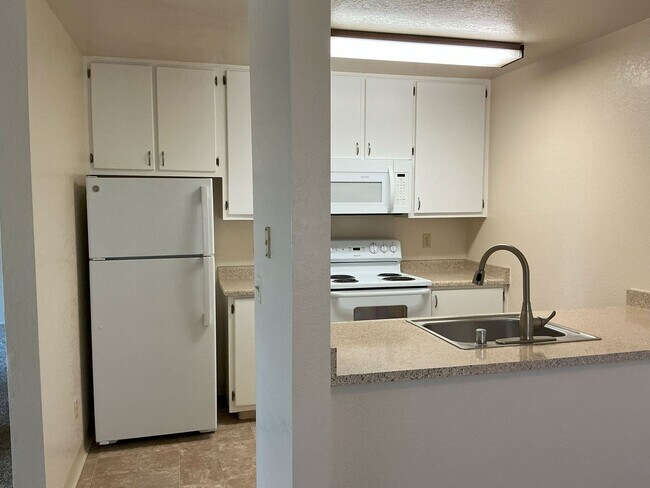 Building Photo - Brand new updated unit!! Apply today, Move...