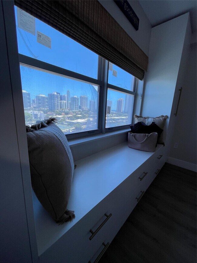 Building Photo - 400 Kings Point Dr