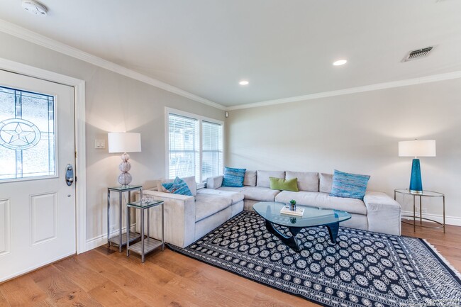 Building Photo - STUNNING 3-BEDROOM HOME WITH POOL IN ALAMO HEIGHTS